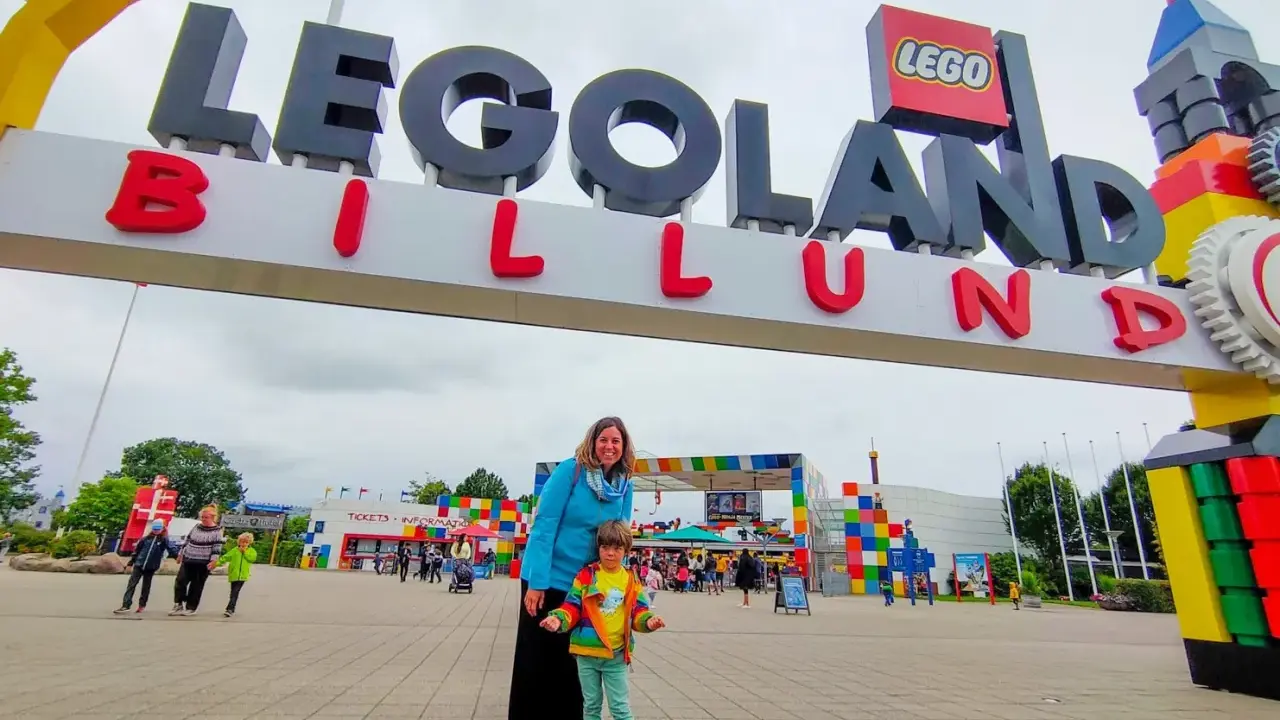 Familia en la entrada de LEGOLAND Billund, un destino ideal entre las ciudades europeas para ir con niños.