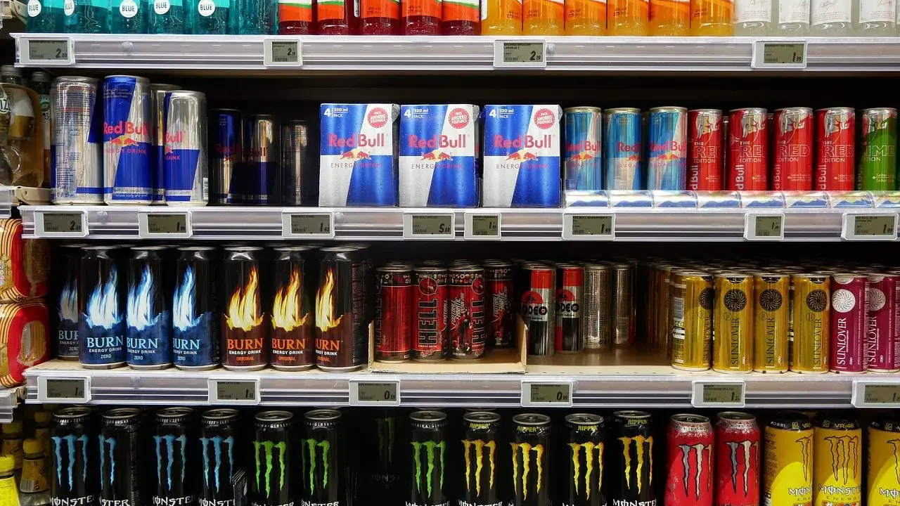 Półki sklepowe uginają się od napojów energetycznych: Red Bull, Burn, Monster. To świetne merchandising przykłady.