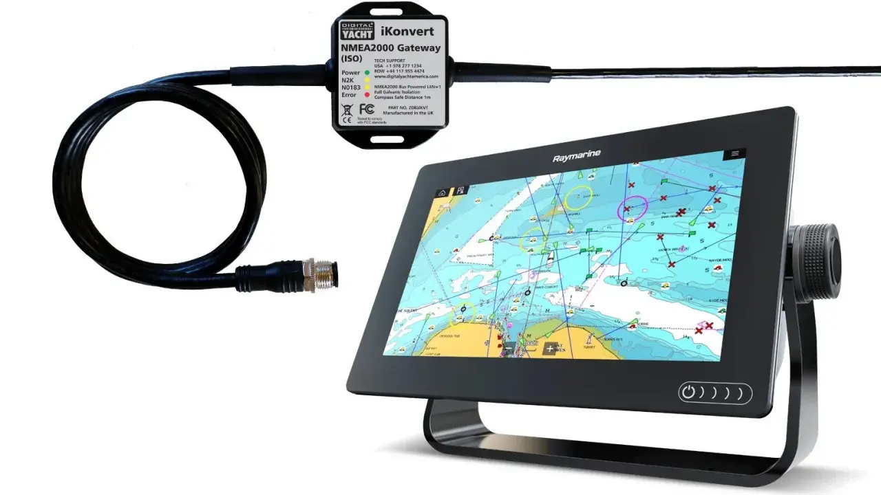 Un boîtier Digital Yacht iKonvert pour branchement NMEA 0183 et NMEA 2000, connecté à un écran Raymarine affichant une carte marine.
