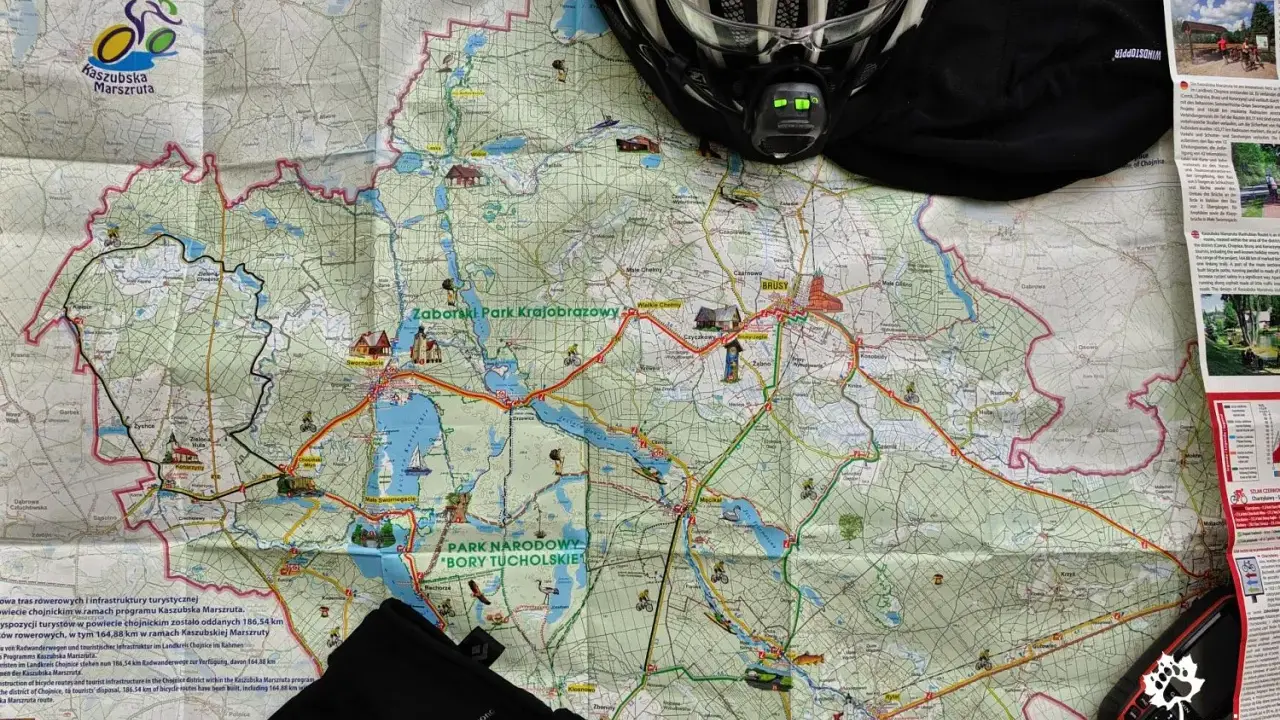 Mapa Kaszubska Marszruta z kaskiem i rękawicami rowerowymi, gotowa na wyprawę po malowniczych trasach.