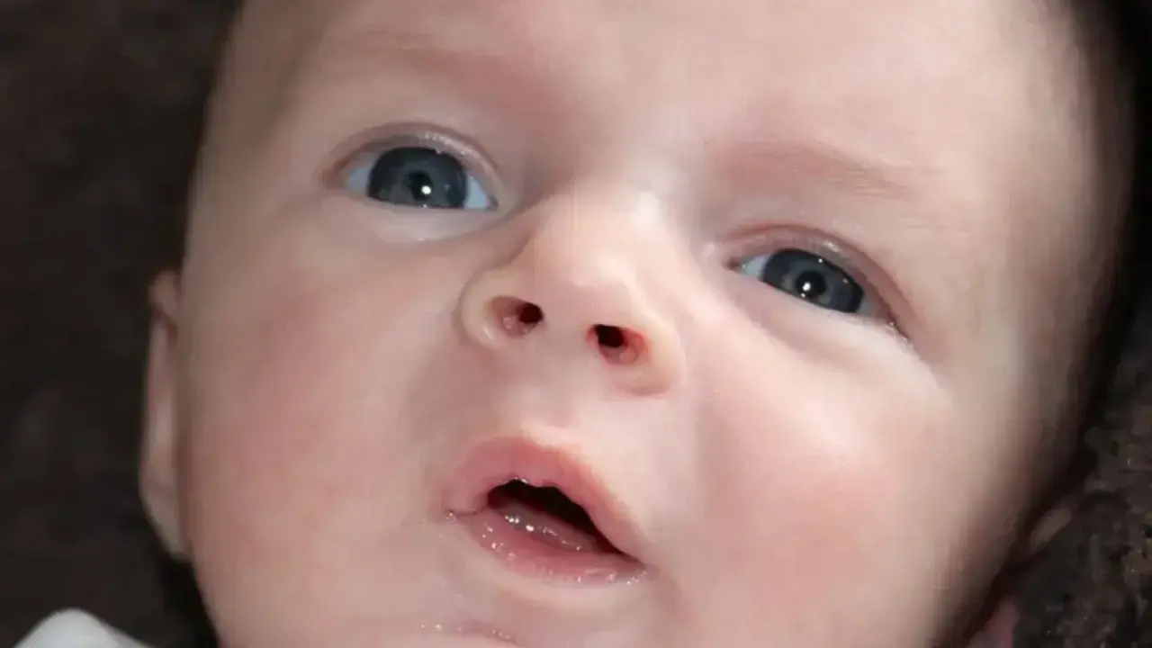 Oczy dziecka, jak widzi 3 miesięczne dziecko, są lekko rozmazane, ale widać w nich ciekawość świata.