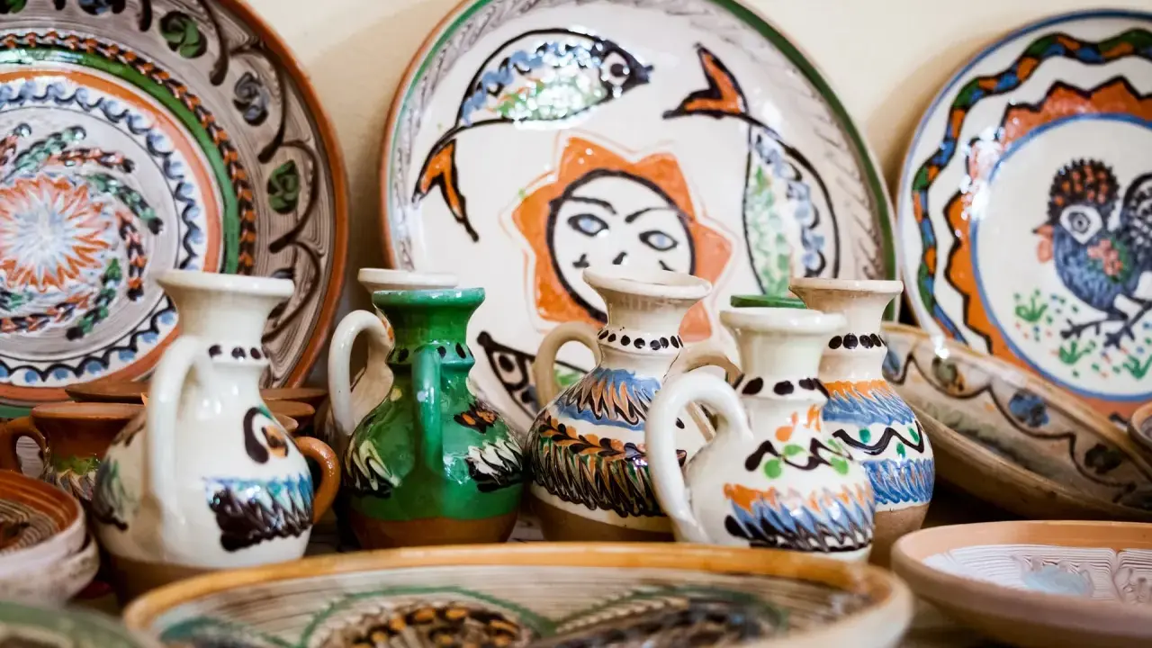Collection de poteries peintes à la main, dont des cruches et des assiettes décorées, des pièces recherchées de Vallauris.