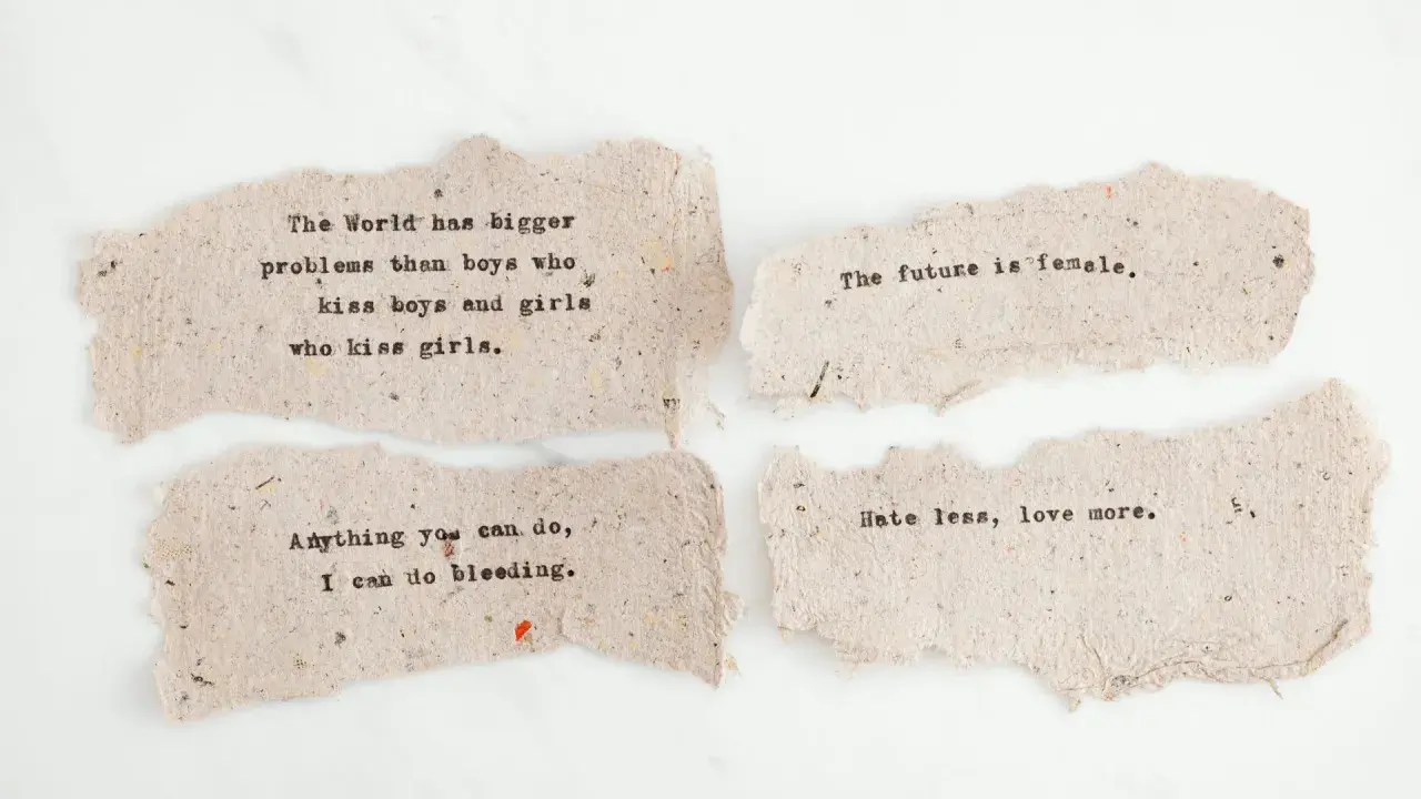 Mądre cytaty z książek na postrzępionych skrawkach papieru: "The future is female", "Hate less, love more".