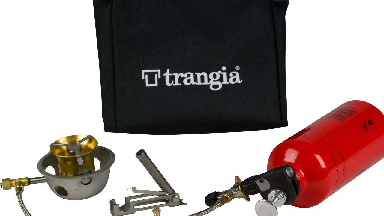 Trangia multifuel-brännare med bränsleflaska och förvaringspåse. Perfekt för äventyr i naturen.