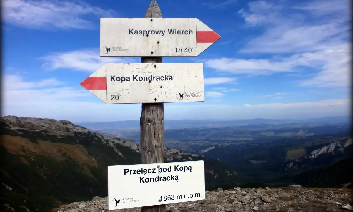 Droga na Kopę Kondracką. Znaki wskazują kierunek i czas dojścia. Widok na Tatry.
