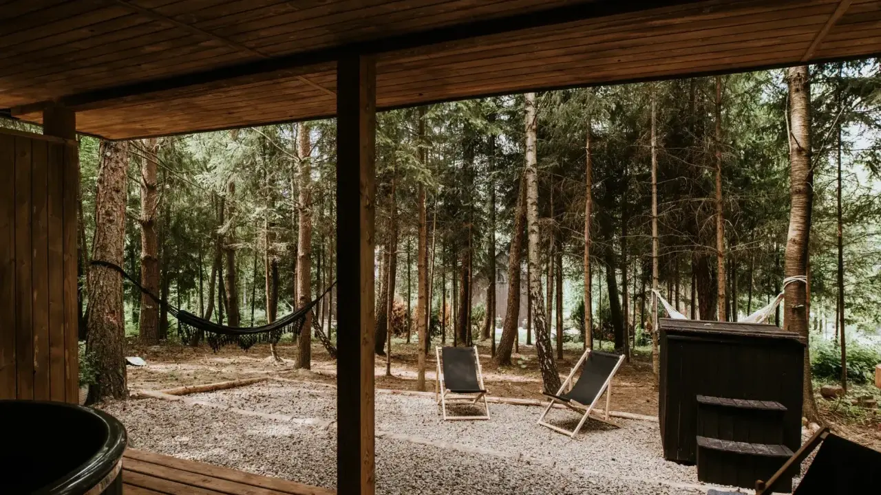 Relaks w lesie: hamak, leżaki i balia czekają na gości aloha camp.