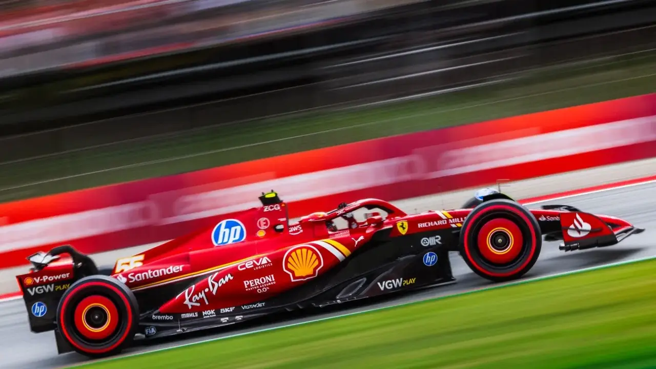 Ein roter Formel 1 Rennwagen rast über die Strecke. Perfekt für Formel 1 Free TV Fans, die Action live erleben wollen.