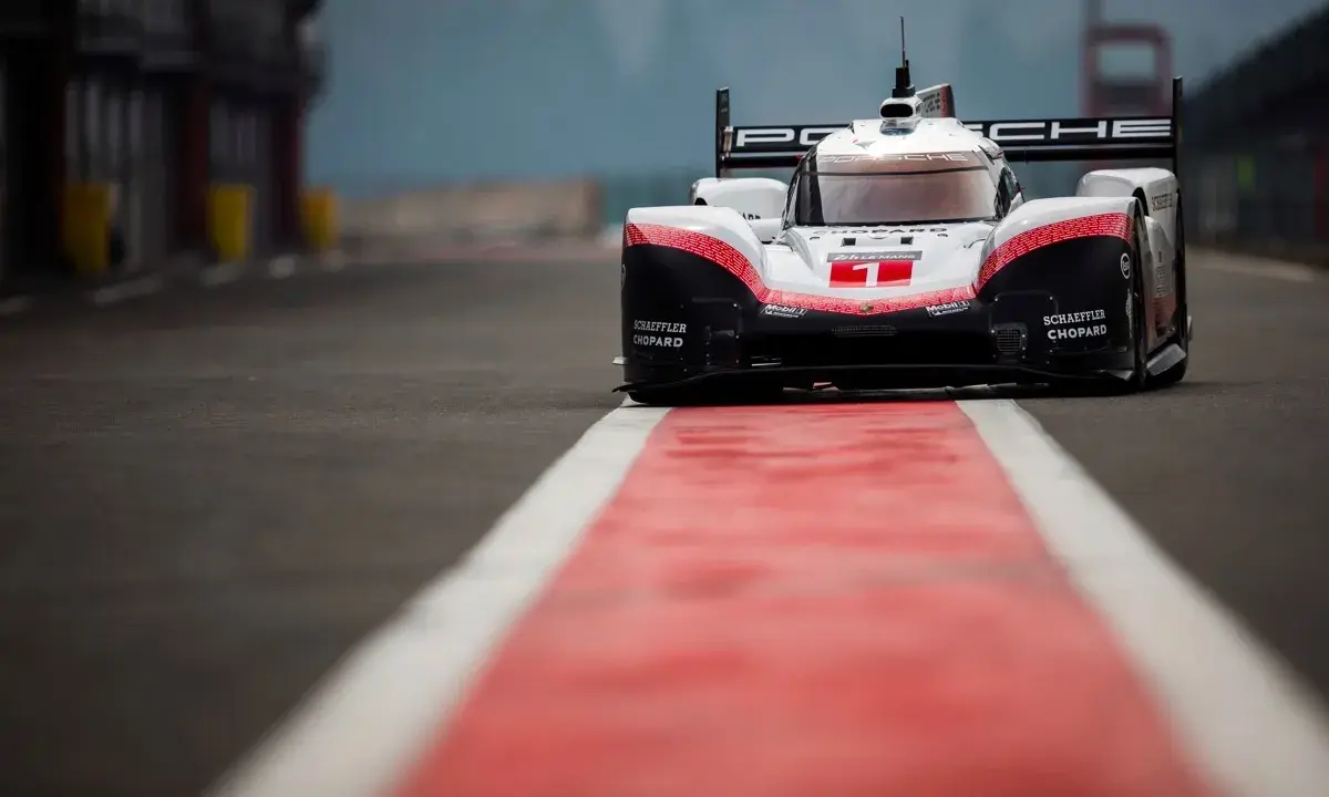 Der Porsche 919 Hybrid Evo mit Startnummer 1 steht bereit für die Rennstrecke.
