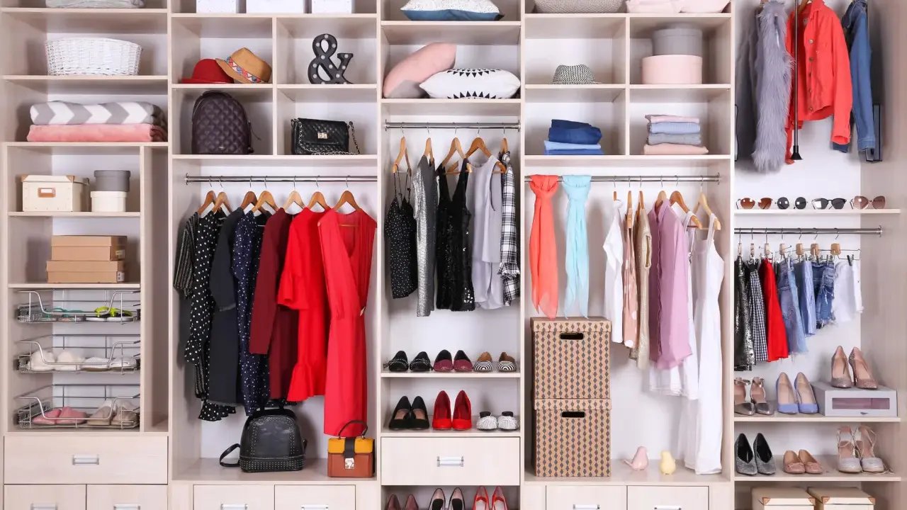 Come organizzare l'armadio con poco spazio: abiti, scarpe, borse e accessori ordinati su ripiani e appendiabiti.