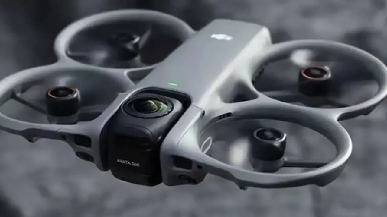 Szary dron DJI Avata 3 z kamerą z przodu, unoszący się w powietrzu.