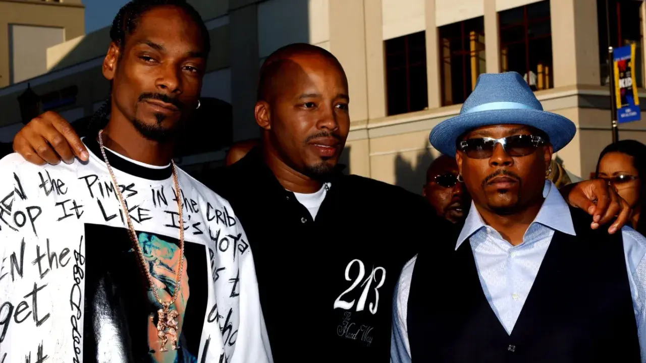 Snoop Dogg, Day Day i Nate Dogg, którego śmierć wstrząsnęła światem muzyki, pozują do zdjęcia.
