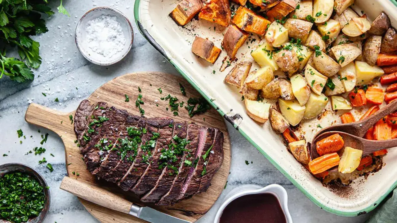 Skivad flankstek i ugn med rostade rotfrukter och en mustig sås. En härlig middag!