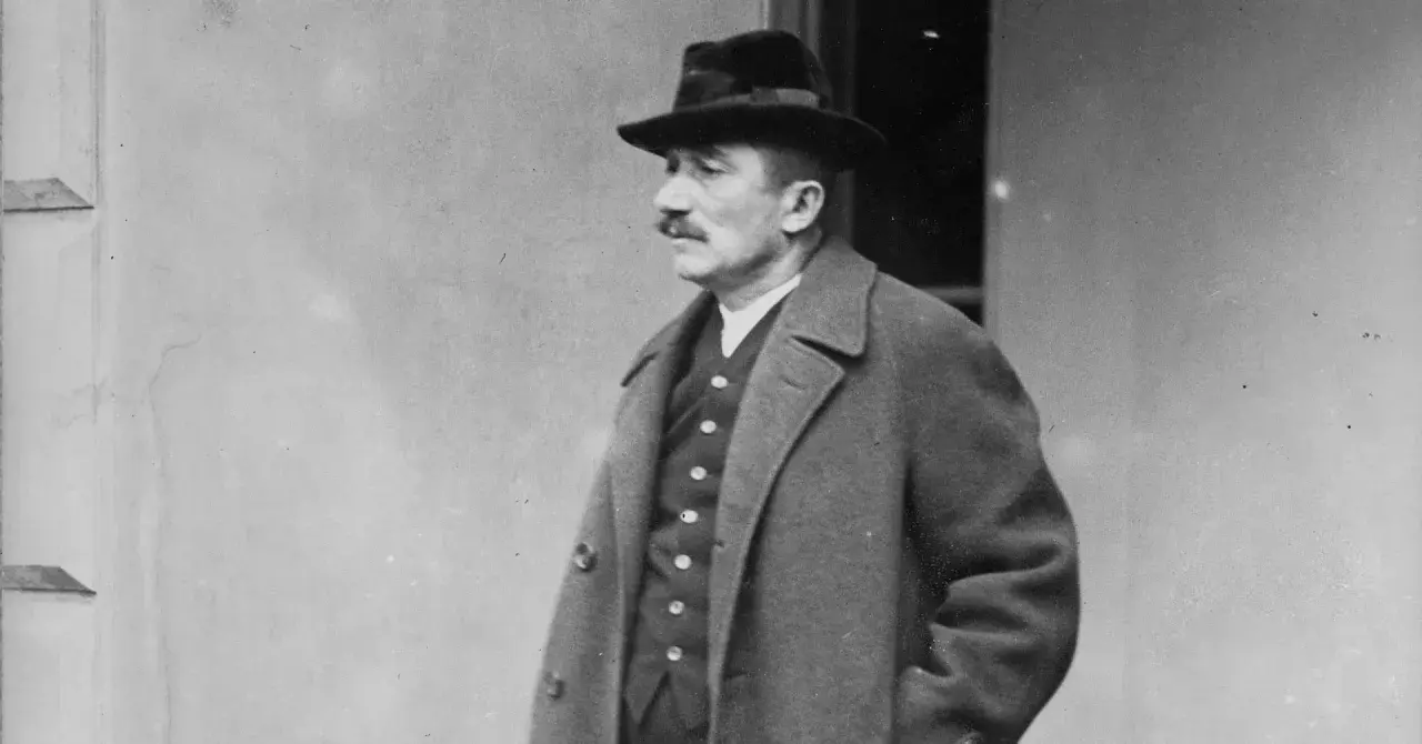 Wincenty Witos w kapeluszu i płaszczu. Ciekawostki o jego życiu i działalności politycznej.