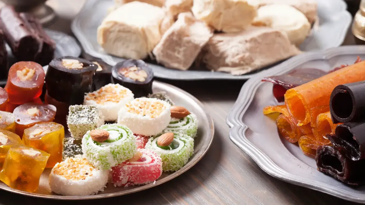 En härlig samling turkisk mat med olika sorters lokum, halva och fruktläder.