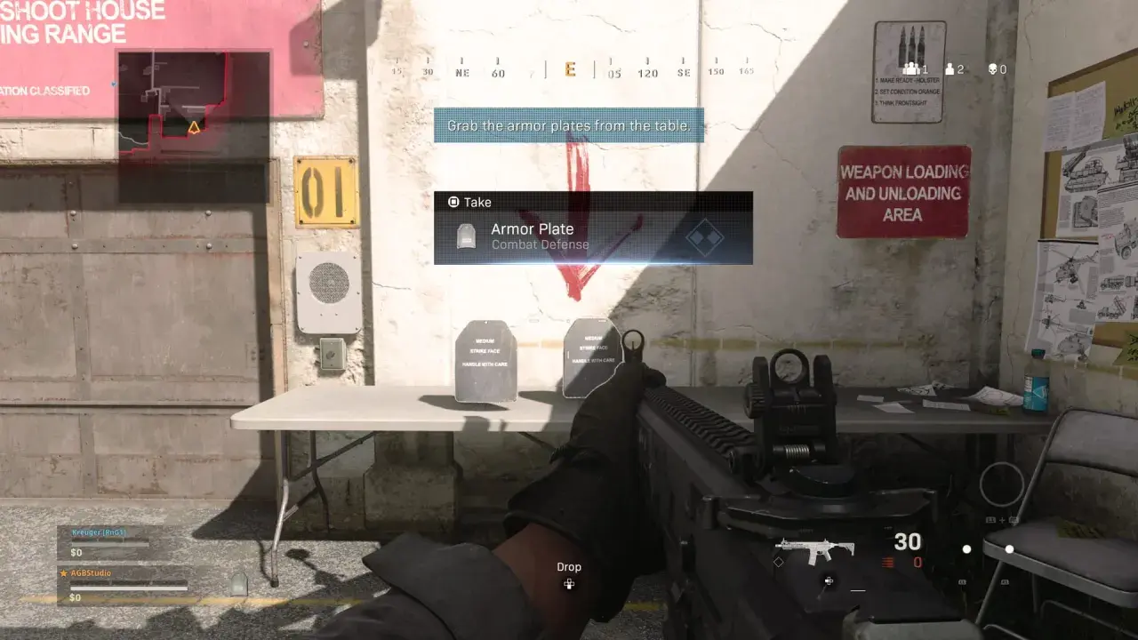 Gracz w Call of Duty Warzone zbiera płyty pancerza z podłogi.