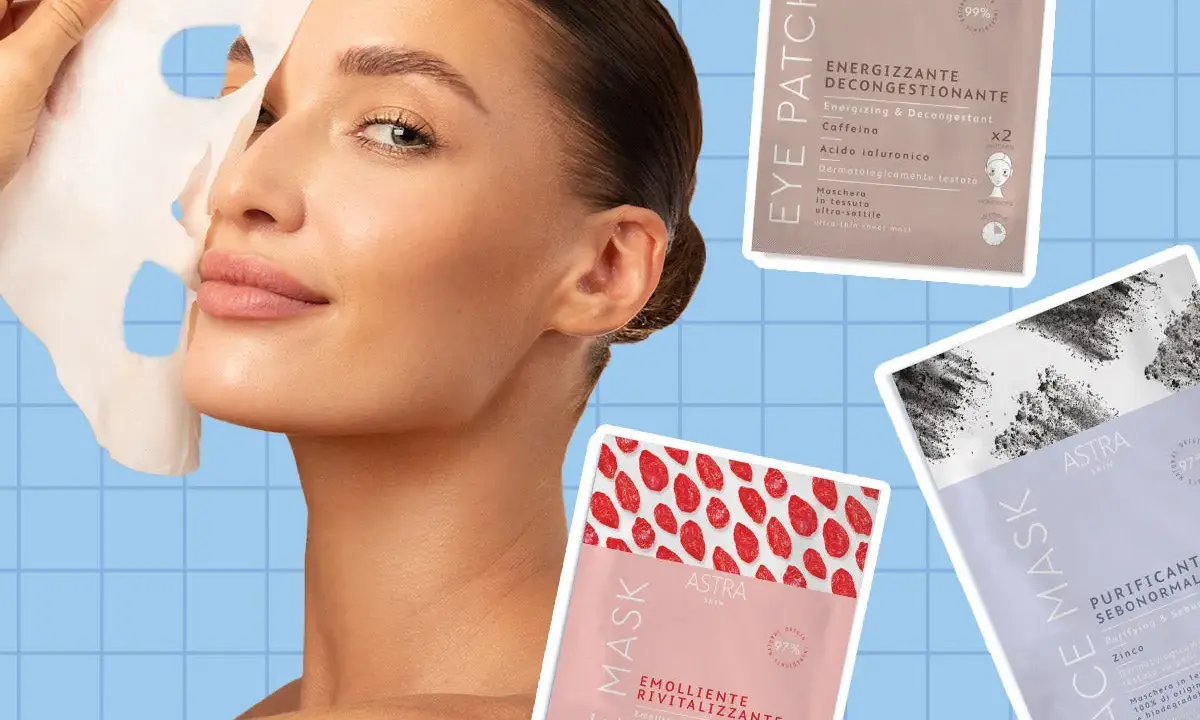 Donna applica una maschera viso prima o dopo la doccia, circondata da confezioni di maschere Astra Skin.