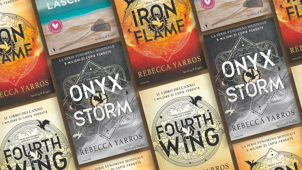 Copertine dei libri di Rebecca Yarros: "Iron Flame", "Onyx Storm" e "Fourth Wing".