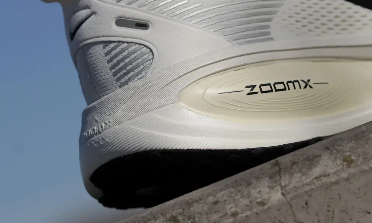 Biały but sportowy z napisem ZOOMX. Widoczna podeszwa i część cholewki. To jest właśnie ten słynny drop w butach, który wpływa na komfort biegu.