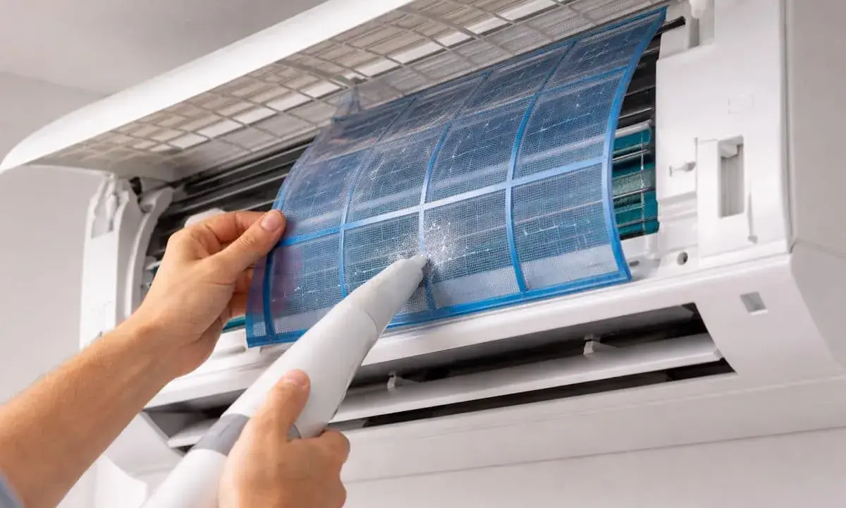 Nettoyage d'un filtre de climatisation poussiéreux. Un entretien régulier prolonge la durée de vie climatisation et assure un air sain.