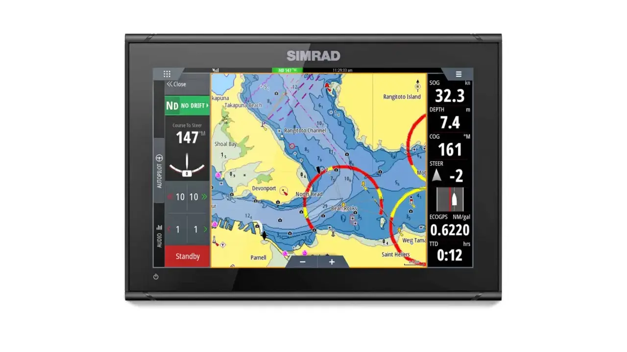 Écran Simrad affichant une carte nautique avec des données de navigation. La fonction side imaging est visible sur la carte.