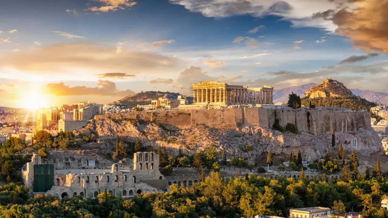 L'Acropole d'Athènes baignée par le soleil couchant, un site qui évoque la grandeur de l'olympe mythologie.