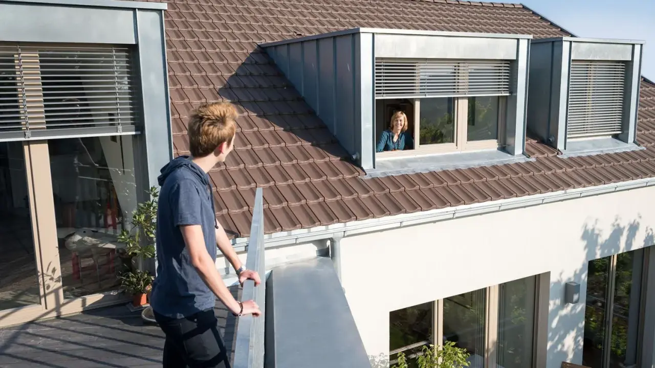 Junge Person auf Balkon blickt zu Frau in Schleppgaube. Verschiedene Dachgauben Arten sind zu sehen.
