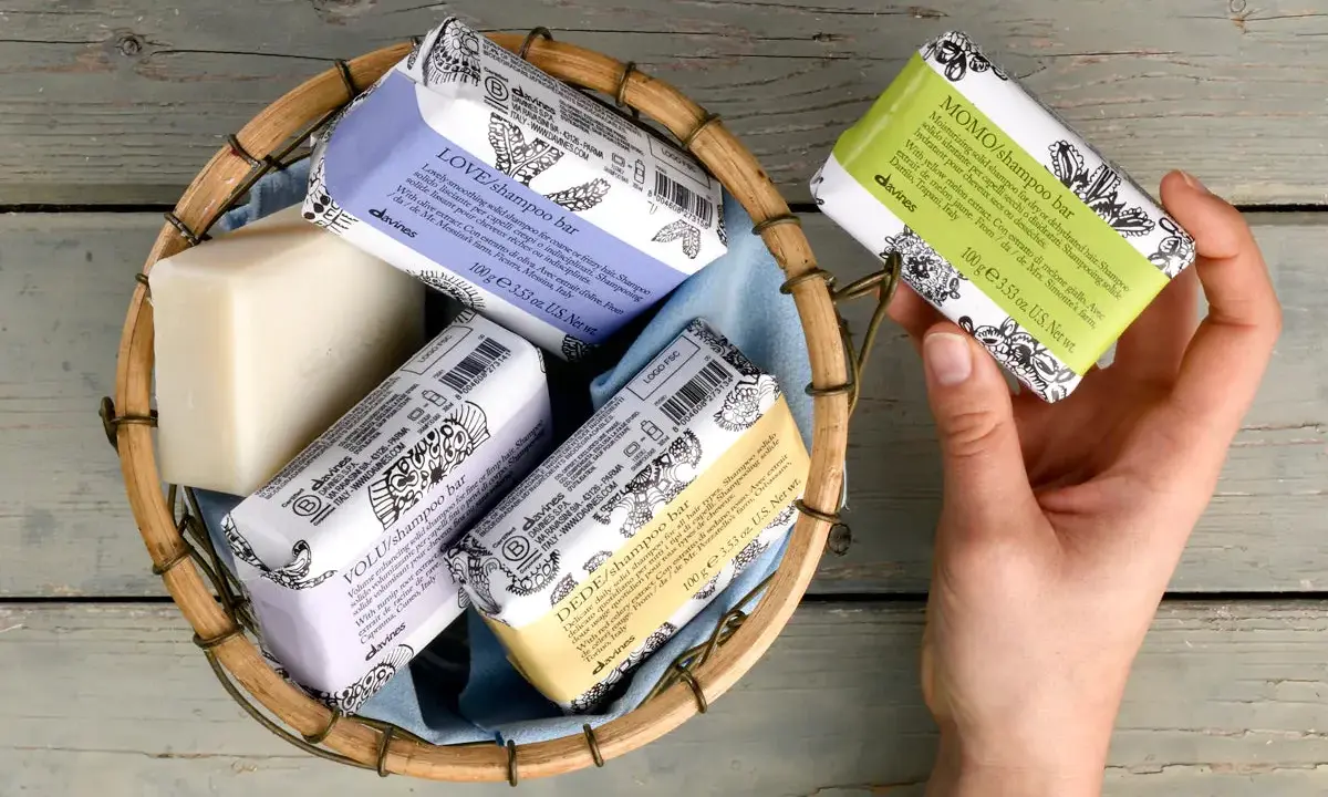 Cesto con shampoo solidi Davines. Scopri come si usa lo shampoo solido per capelli morbidi e voluminosi.