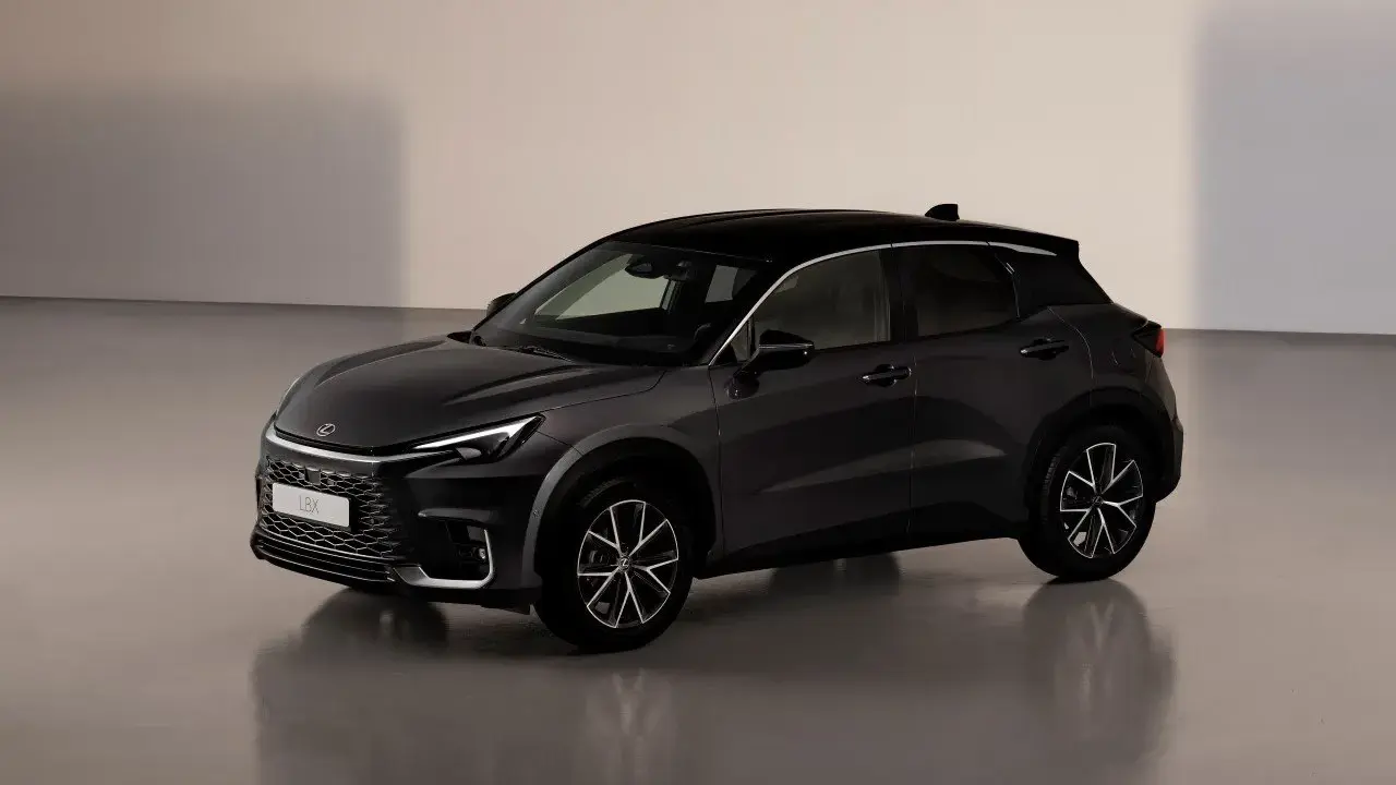 Elegancki, ciemnoszary Lexus LBX prezentuje się stylowo. Sprawdź, jaka jest jego lexus lbx cena i wyposażenie.