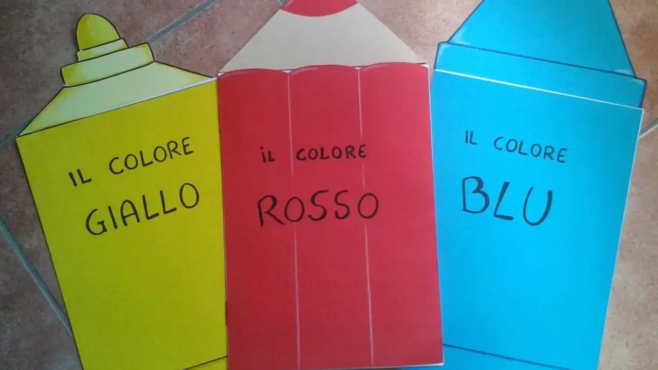 Giallo, rosso e blu: i colori primari prendono vita in forme di pastelli, pronti per insegnare ai bambini.