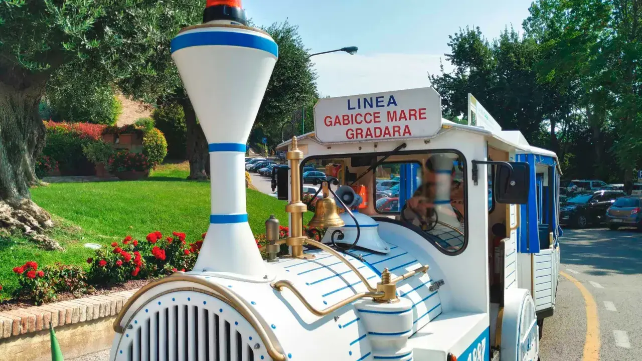 Trenino turistico per la linea Gabicce Mare-Gradara. Un modo divertente per andare da Gabicce Mare a Gabicce Monte a piedi, godendosi il panorama.