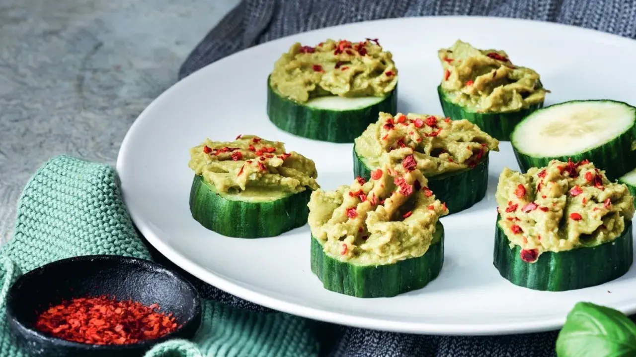Gurkenscheiben mit Avocado-Creme und roten Chiliflocken, perfekt für leichte scheinfasten rezepte.