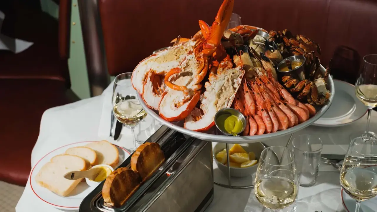 En imponerande skaldjursbuffé i Stockholm med hummer, räkor och krabba. Perfekt för en festlig måltid.