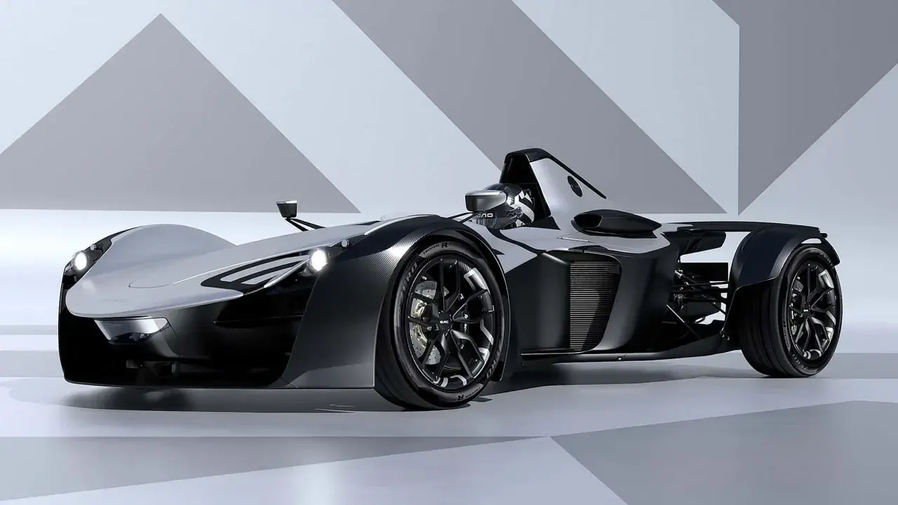 Ein futuristischer BAC Mono Supersportwagen in Schwarz und Silber, bereit für die Rennstrecke.