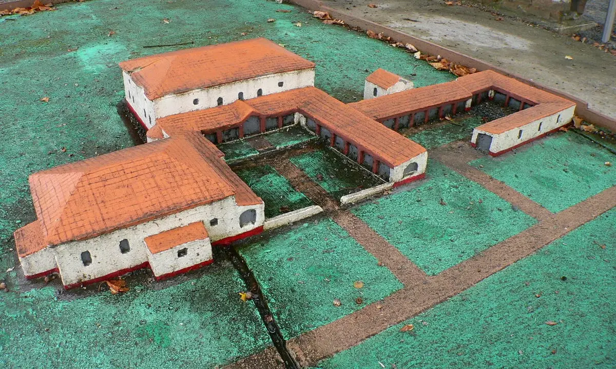 Modell einer römischen Villa, die Einblicke in das Wohnen im alten Rom gibt.