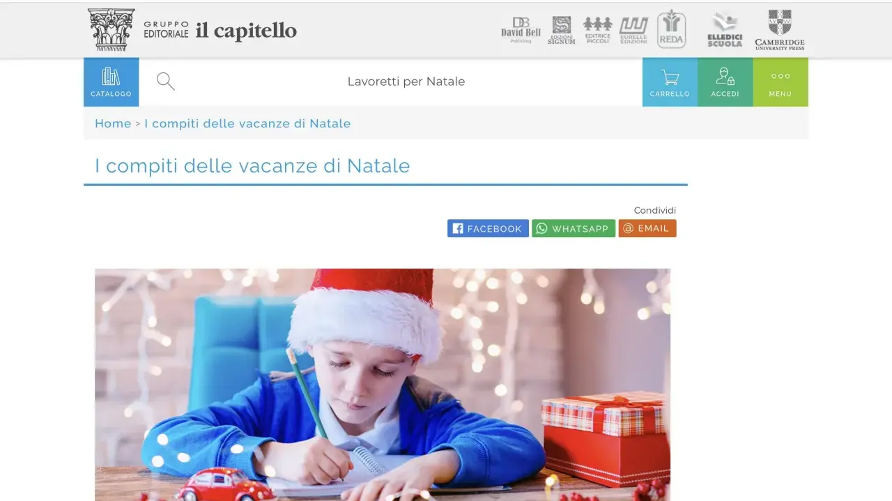 Bambino con cappello di Babbo Natale scrive appunti, circondato da luci natalizie e regali. Perfetto per trovare compiti per le vacanze di Natale divertenti.