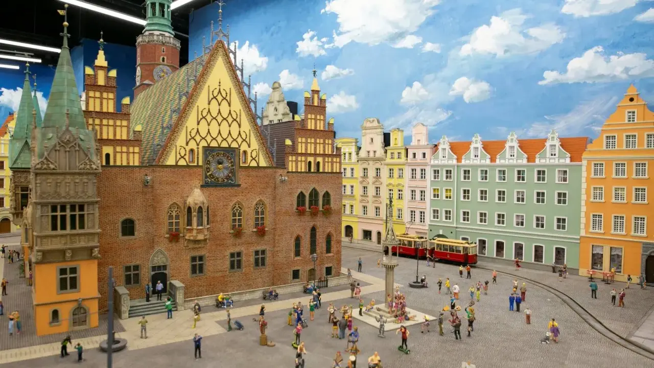 Miniaturowy Rynek we Wrocławiu, z kolorowymi kamieniczkami i tramwajem, to świetne wrocławskie atrakcje dla młodzieży.