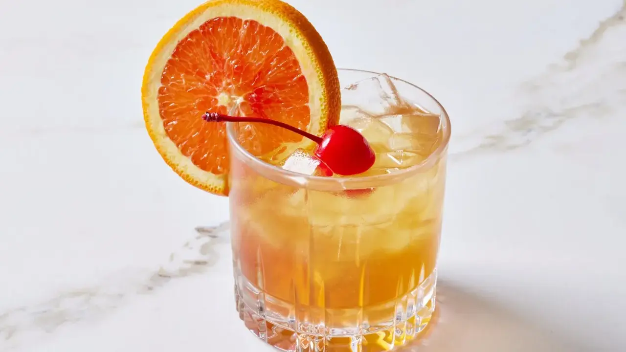 Amaretto Sour: Jak zrobić idealny drink w domu? Przepis krok po kroku