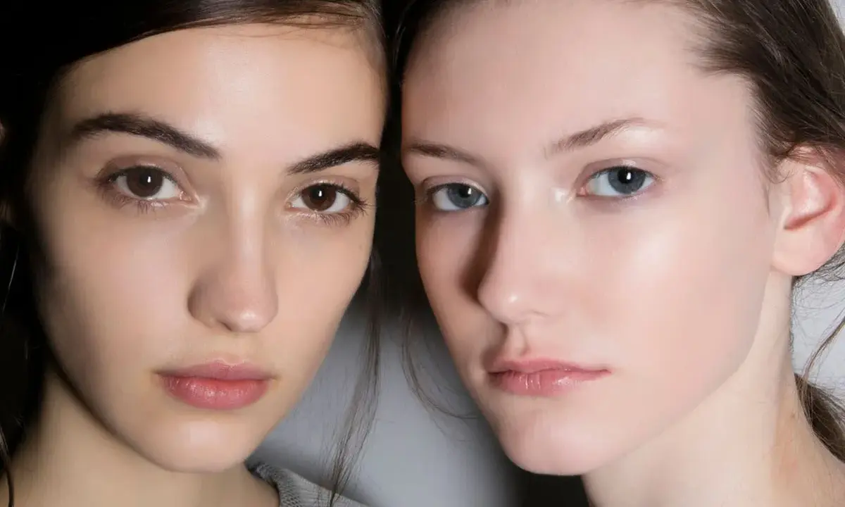 Dos rostros de mujeres con maquillaje sencillo, resaltando la belleza natural de sus pieles y ojos.