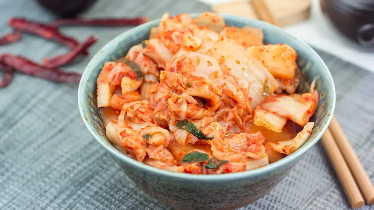 Jak zrobić kimchi w domu? Odkryj sekrety smaku i zdrowia!