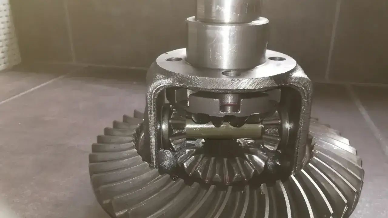 Metalowy dyfer z zębatkami, gotowy do montażu w pojeździe.