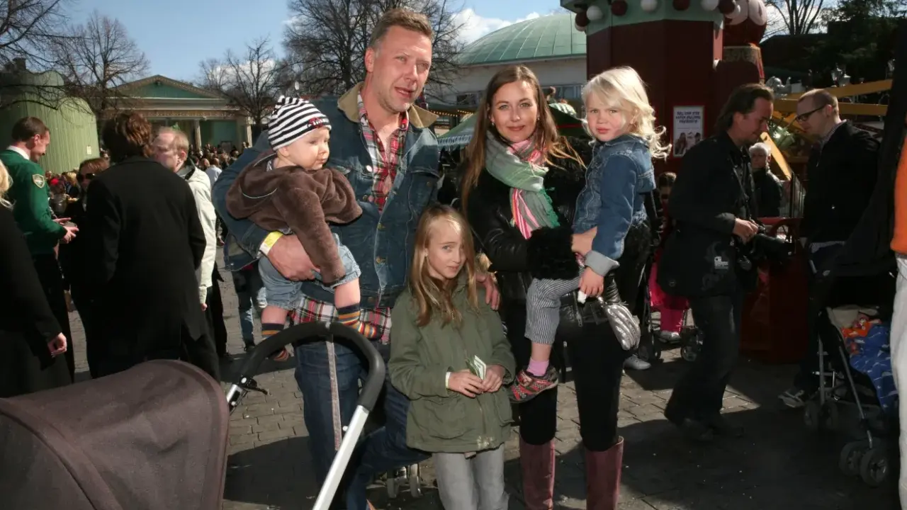 Mikael Persbrandt med sina barn på en utflykt. En familj njuter av en solig dag utomhus.