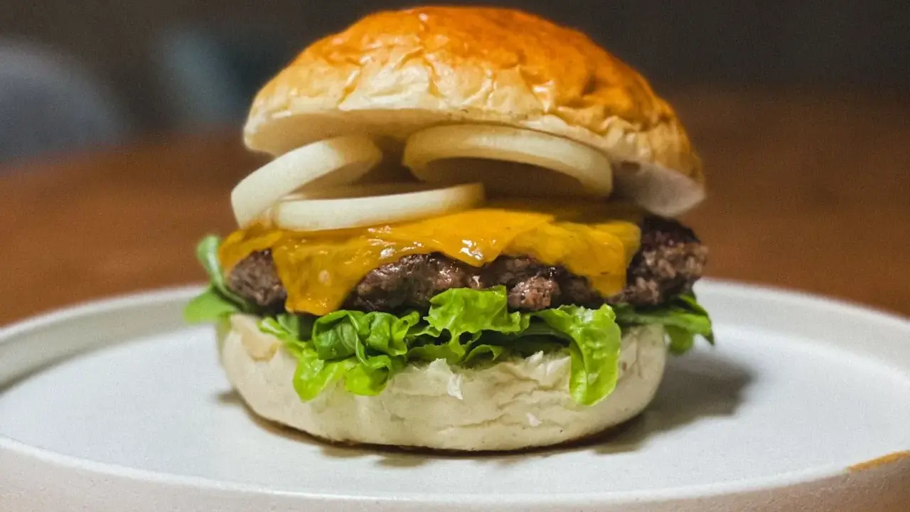 Idealny burger w domu: Jaka gramatura mięsa zapewni soczystość?