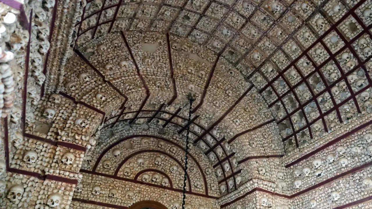 Die Capela dos Ossos, eine Kapelle, deren Wände und Decken mit menschlichen Knochen und Schädeln bedeckt sind, bildet ein faszinierendes Mosaik des Lebens und Sterbens.
