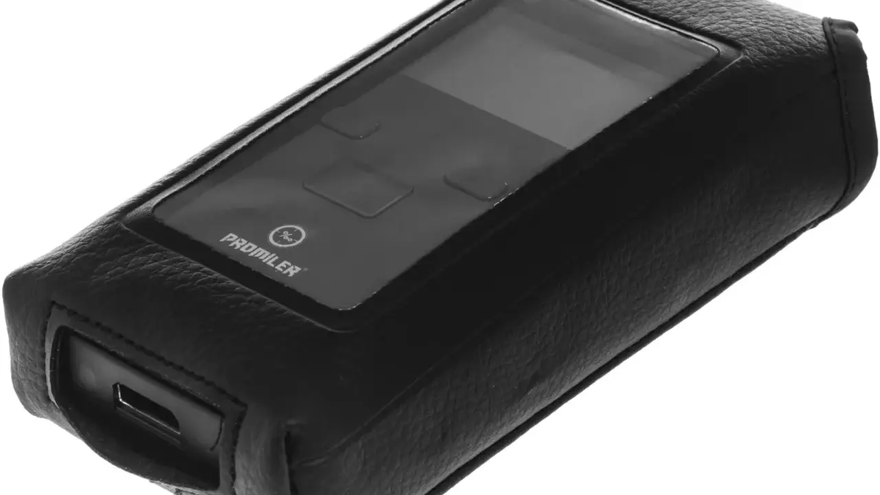 Czarny futerał ze skóry na promiler alp-1 lite. Widoczny port USB i logo.