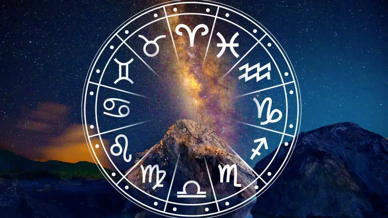 Gwiazdy nad górą tworzą magiczny krąg zodiaku. To jak kosmiczny plan, który może zawierać wskazówki dla każdego, kto szuka swojej drogi. Lilith kosmogram w centrum symbolizuje tajemnicę i siłę.