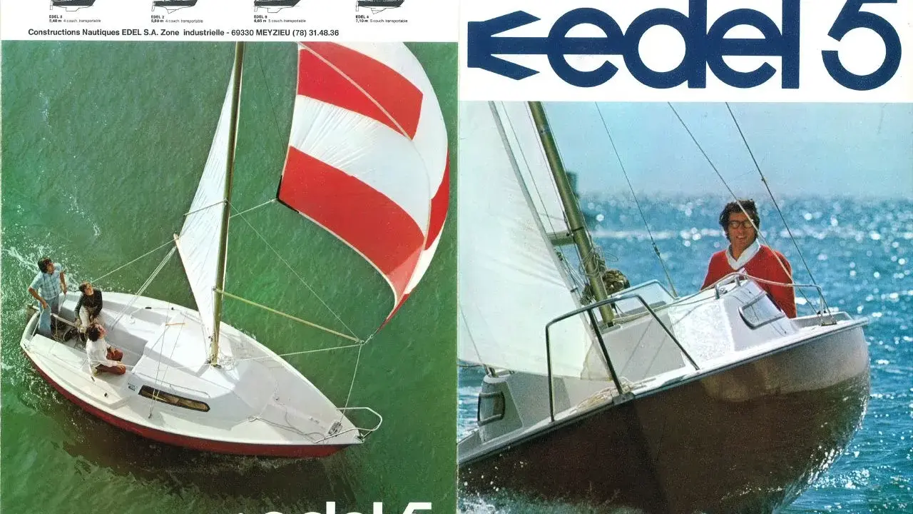 Le voilier Edel 5 navigue sur une mer scintillante, avec une personne souriante au gouvernail.