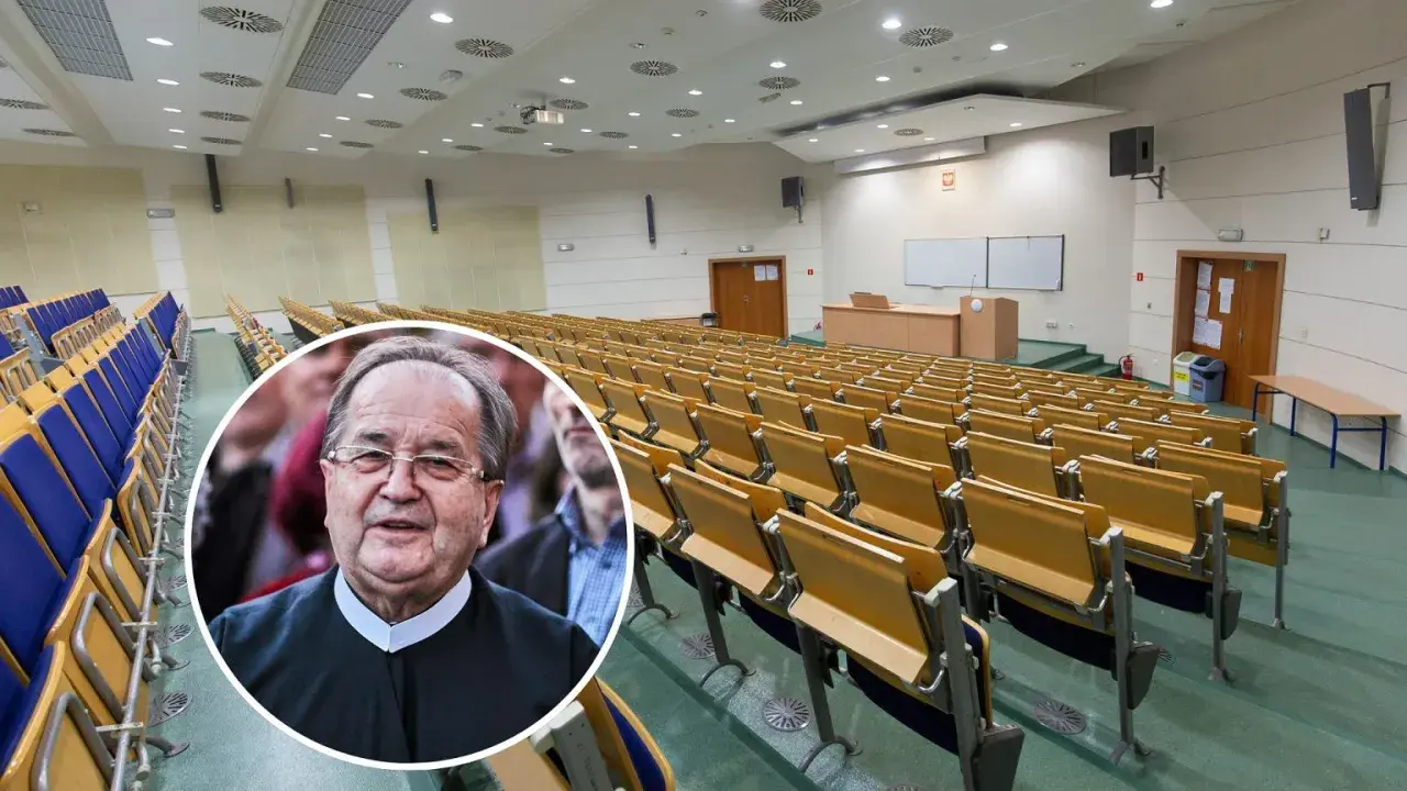 Profesor w auli, gotowy do rozpoczęcia wykładu. Idealne miejsce na studia w Toruniu.