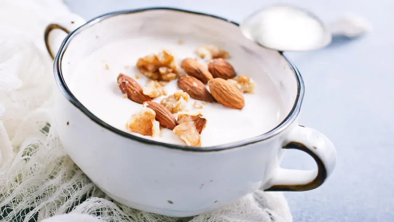Cremiger Joghurt mit Mandeln und Walnüssen – so einfach kannst du protein creme selbst machen. Ein gesunder Genuss!