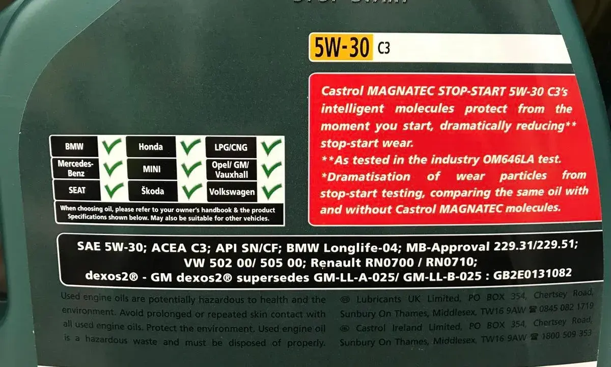 Oznaczenie oleju silnikowego Castrol MAGNATEC STOP-START 5W-30 C3. Chroni silnik przed zużyciem podczas postojów i ruszania.