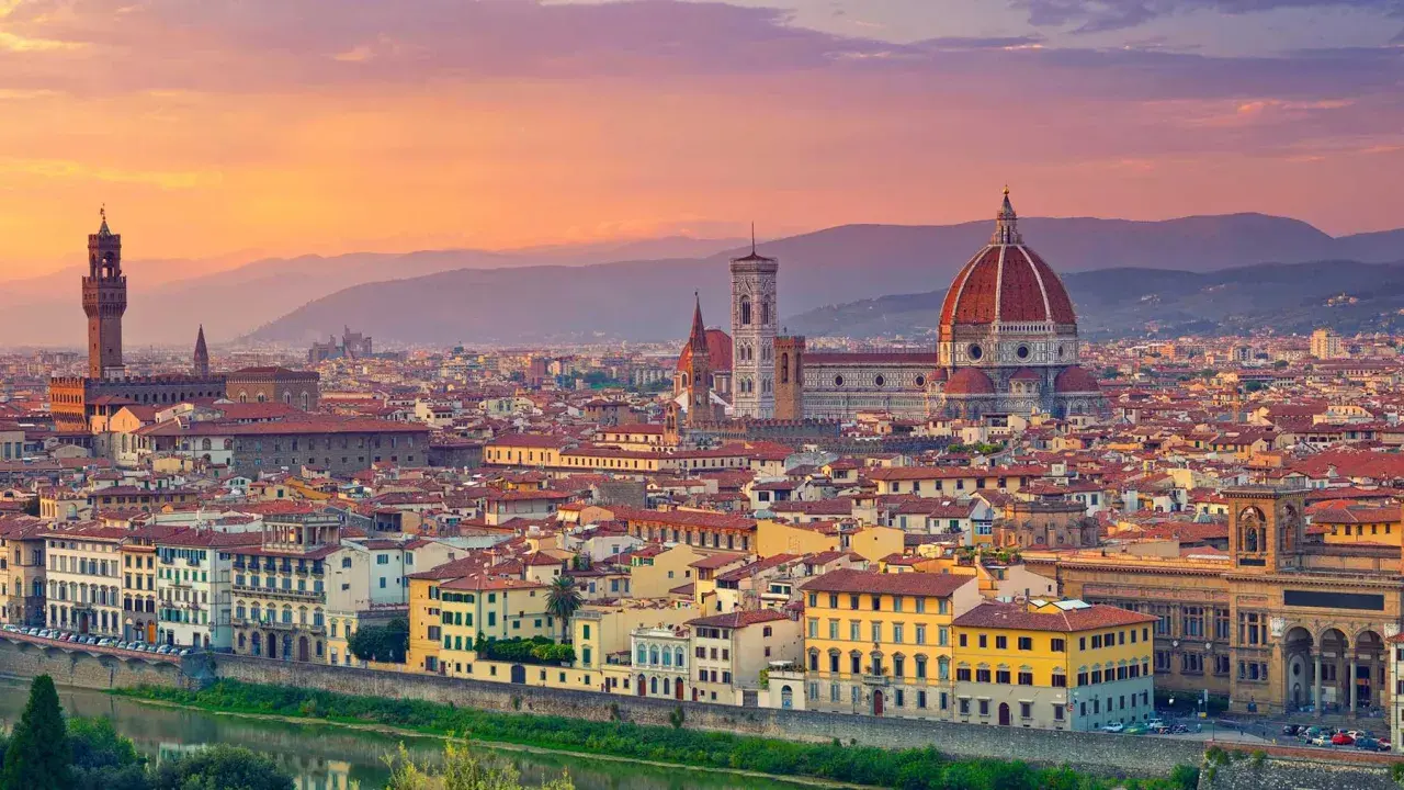 Firenze, centro storico cosa vedere: il Duomo, Palazzo Vecchio e Ponte Vecchio al tramonto.